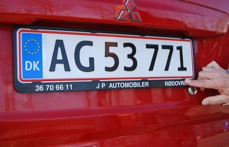 Danmark har i forvejen Europas dyreste nummerplader, så det er urimeligt at regeringen nu vil gøre dem endnu dyrere, lyder det f