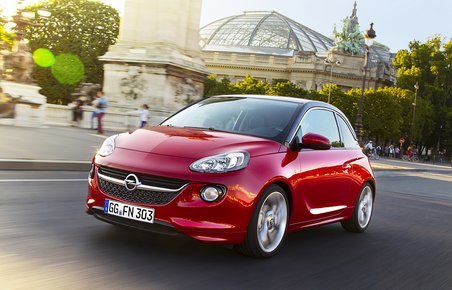 Opel ADAM bliver den første Opel med den nye trecylindrede turbobenzinmotor.