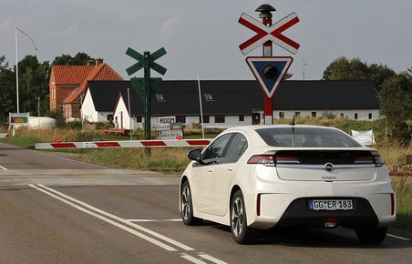 Bommen er stort set gået ned for Opel Ampera i Danmark, selv om den nu bliver billigere end ventet. Men den er stadig kostbar.
