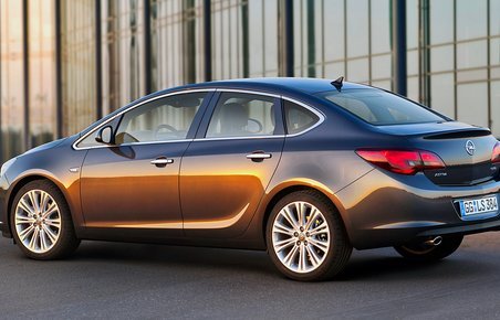 Opel Astra sedan er 22 cm længere end den femdørs.