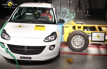 Livsstilsbilen Opel Adam snubler i den seneste Euro NCAP crashtest, hvor det 'kun' bliver til fire stjerner