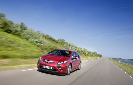 Opel Ampera blev kåret som Car of the Year 2012 på årets biludstilling i Geneve i Schweiz.