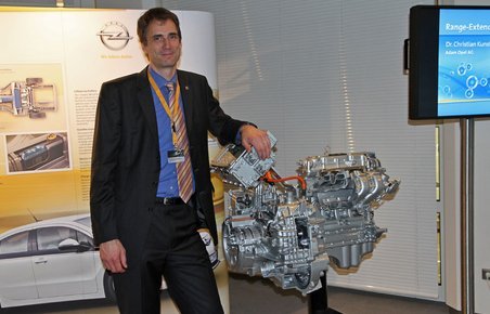 Dr. Christian Kunstmann fra Opel forklarer teknikken bag EU-normen for opladningshybrider.