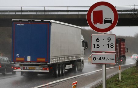 Flere steder er der indført overhalingsforbud på meget lange strækninger, men til gengæld kun i myldretiderne mandag-fredag.
