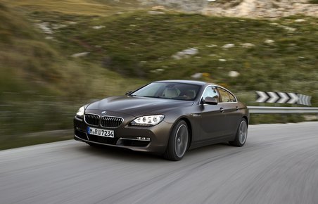 Endnu en gang har BMW fortolket historien på en ny måde med de karakteristiske nyrer i en ny form og skarpe forlygter.