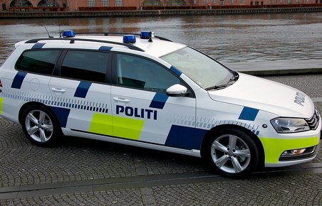 Danske politibiler får nu tydelige, refleksgule markeringer.