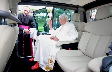 Paven har rigtig god plads på det læderbetrukne bagsæde i Kangoo Maxi.