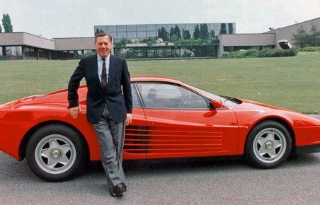 Designlegenden Sergio Pininfarina med en af de store billegender, Ferrari Testarossa.