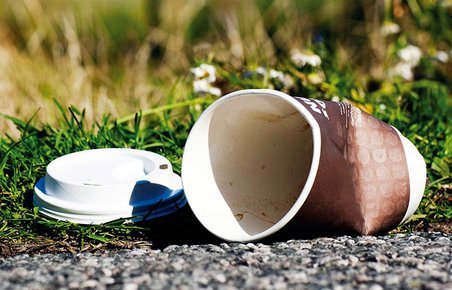 Engangs-kaffekrus er blandt det affald, der ofte havner i vejsiden.