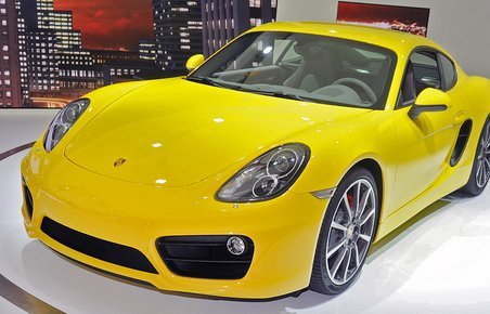 Forfra kan den nye Porsche Cayman kendes på sine dominerende luftindtag, der fra midten og ud mod siden bliver større.
