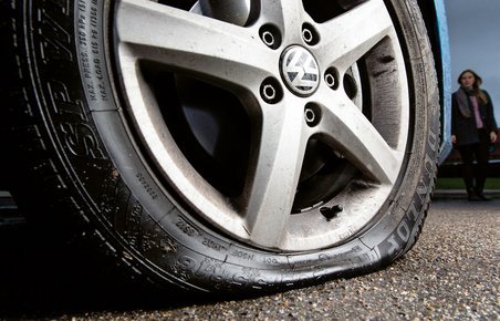 Kravet om dæktryksovervågning i nye biler kan gøre det dyrt at punktere, skriver FDMs medlemsmagasin Motor
