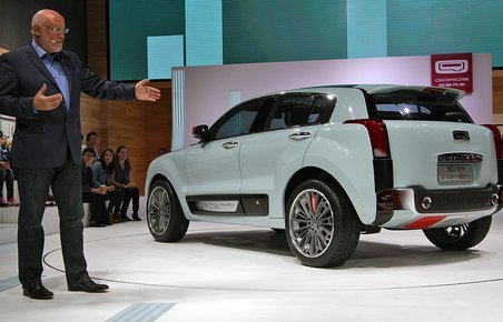 Designchef Gert Hildebrand præsenterer mærkets nye, kompakte SUV i Shanghai.