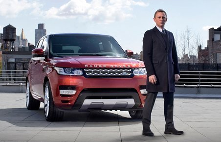 Den nye Range Rover Sport flankeret af 007-skuespiller Daniel Craig. Hans næste tjenestebil, måske?