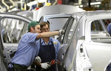 Arbejderne på Renaults Flins-fabrik ved Paris skal fra 2016 også bygge Nissan Micra.