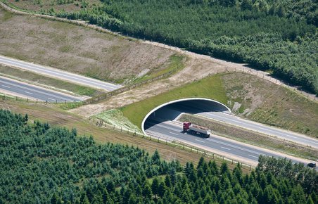 Motortrafikvejen er anlagt som en 2+1-vej - skiftevis et spor i den ene retning og to i den anden.