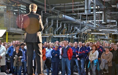 Saab-chef Victor Muller taler til fabriksarbejderne.     Arkivfoto