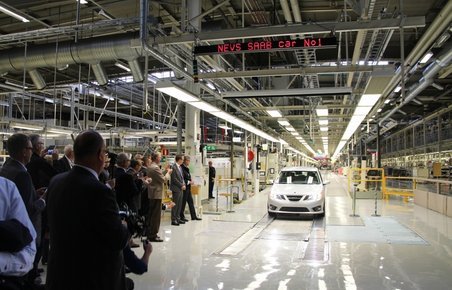 Efter to års stilhed på fabrikken kunne den første Saab rulle af båndet i denne uge i form af en forserie-model af Saab 9-3.