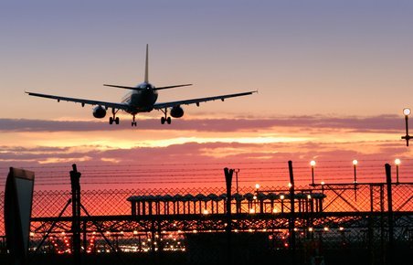 Det er dejligt at flyve, men først skal man så grueligt meget igennem med køer og sikkerhedskontroller.