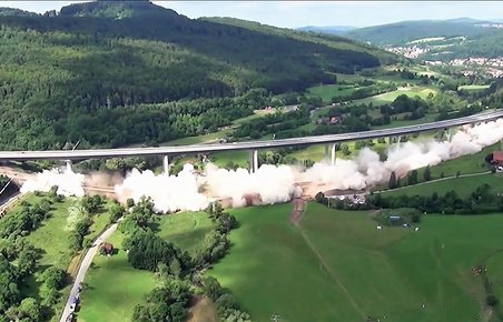 Den store motorvejsbro Sinntalbrücke styrter i grus. Foto fra filmen: RC Luftbilder 