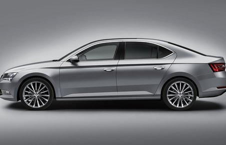Den nye Skoda Superb har fået større akselafstand og kortere udhæng foran.