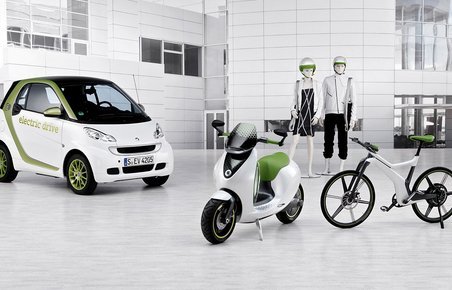 Smarts eldrevne Fortwo får næste år selskab af en elektrisk cykel og måske senere af en scooter.