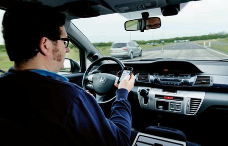 Brug af håndholdt mobiltelefon bag rattet forlænger både reaktionstid og bremselængde, viser en test, FDM har lavet