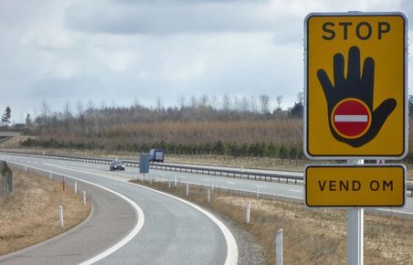 Advarselsskilte mod at køre den forkerte vej ind på motorvejen findes nu mange steder. Men det er ikke altid nok.