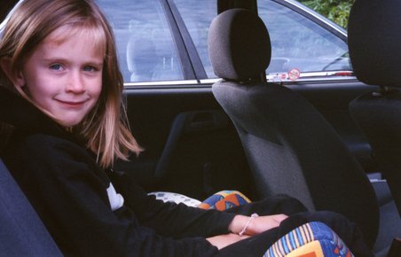 I bl.a. Tyskland skal børn være 150 cm, før de må benytte bilens seler uden selepude eller autostol.