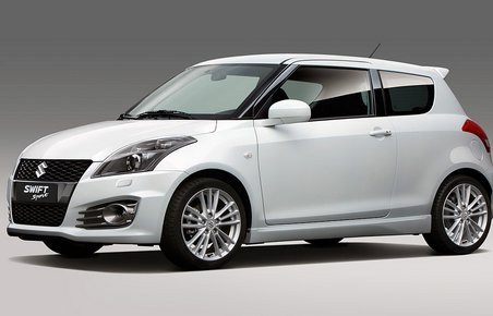 Suzuki Swift Sport adskiller sig bl.a. ved en større grill og sænket undervogn. Sport-udgaven er tredørs.