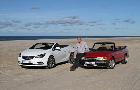 Bilteknisk redaktør Søren W. Rasmussen mellem sin Saab 900 Cabriolet og den nye Opel Cascada