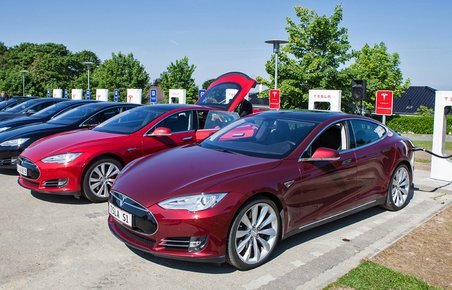Ladestationen i Middelfart kan oplade otte Tesla S ad gangen.