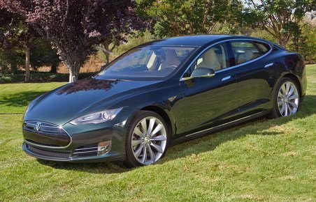 En Tesla S i grøn lakering bliver energi- og klimaministerens næste firmabil.