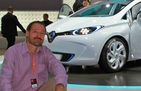 Torben Arent med Renaults elbil Zoe.