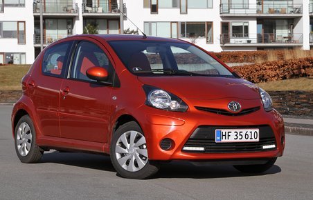 Den faceliftede Toyota Aygo blev den mest solgte bil i april.