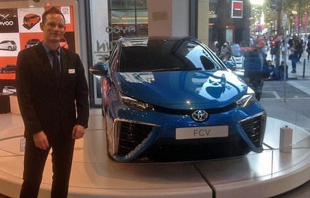 Anders Tystrup, Toyota Danmark ved den færdige udgave af FCV-brintbilen.