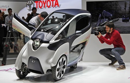 Toyota I-Road lægger sig ned i svingene, selv om den har to hjul forrest.