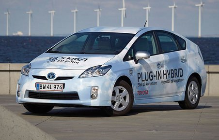 Toyota Prius findes nu som opladningshybrid i Danmark. De danske nummerplader har været dyre: Afgiften er 375.000 kr.