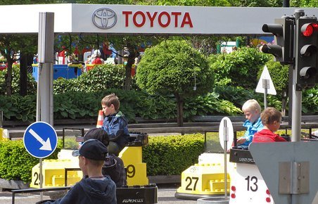 De kendte elbiler i Legoland har nu fået Toyota-navne bagpå og Toyota-logo foran.