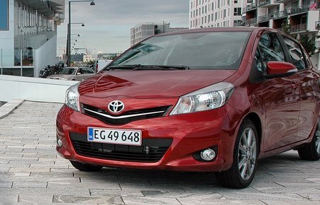 Toyota Yaris fås til ca. 129.000 kr. som tredørs. Den femdørs begynder ved 145.000 kr.