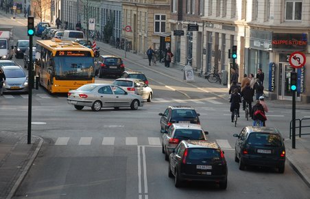 Bompenge i København skal betale for billigere tog- og busbilletter, hvis S-SF vinder et kommende folketingsvalg.