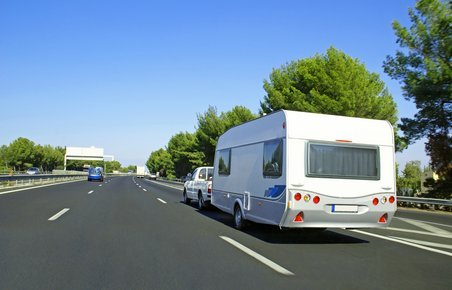 I Tyskland må en varebil gerne køre med f.eks. en campingvogn om søndagen, men ikke med en almindelig trailer