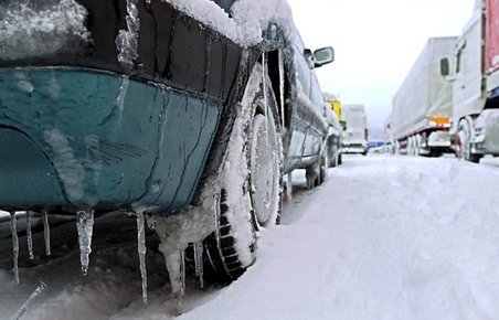 Trafik i sne, frost og is, bil i sne, frost og is