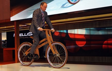 Volvo-direktør Doug Speck cykler ind på scenen.
