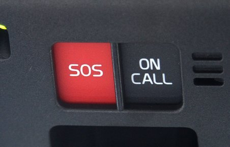 Den røde SOS-knap i loftet kan nu fås til alle nye Volvoer.