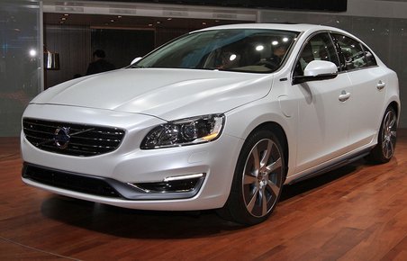 Volvo S60L Plug-in Hybrid havde verdenspremiere på Auto China 2014 i Beijing.