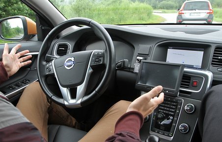Trods auto-funktion skal man stadig i 2015 holde på rattet - men at være ulydig og slippe er meget illustrativt.