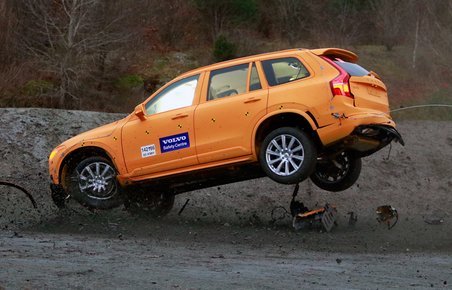 Volvo udførte en "virkelig" ulykke", hvor bilen kører af vejen, ved præsentation af sikkerhedssystemet.