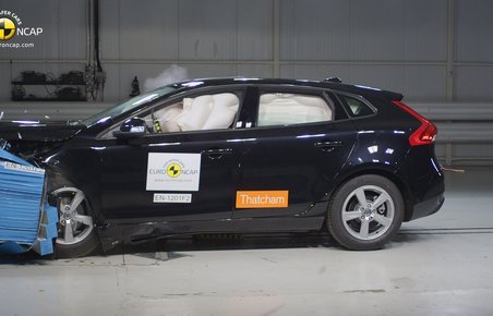 Volvos nye V40 er en milepæl inden for arbejdet med sikkerhed. Bilen har blandt andet en fodgængerairbag.