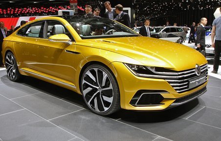 VW Sport Coupé Concept GTE er en stor bil omkring de fem meter.