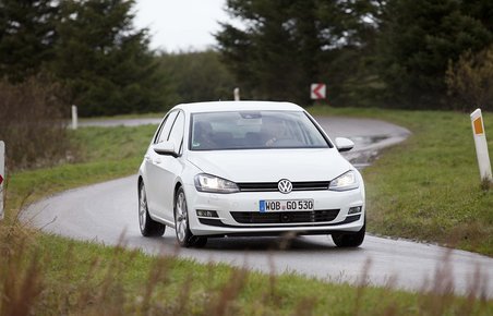 På vegne af VW modtager koncernchef Prof. Dr. Martin Winterkorn trofæet for ’Car of the Year’ af juryens formand.